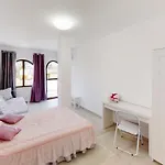 Habitaciones Triples Espaciosas Con Banos Privados En Maspalomas